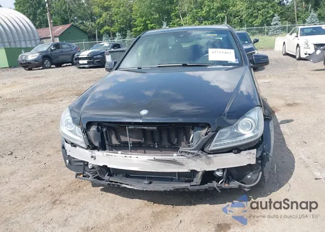 2013 Mercedes-Benz C 300 Luxury 4Matic/Sport 4Matic z USA, uszkodzony, nr VIN WDDGF8AB3DR284534